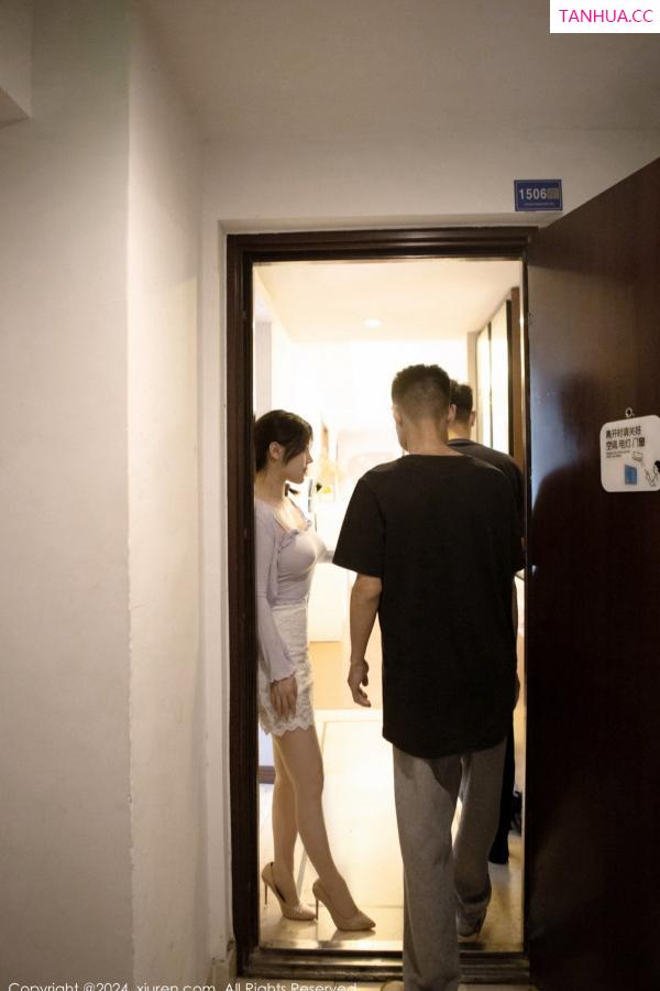 豆瓣酱  [XiuRen]高清写真图 2024.06.07 No.8677 豆瓣酱 丝袜美腿第17张图片
